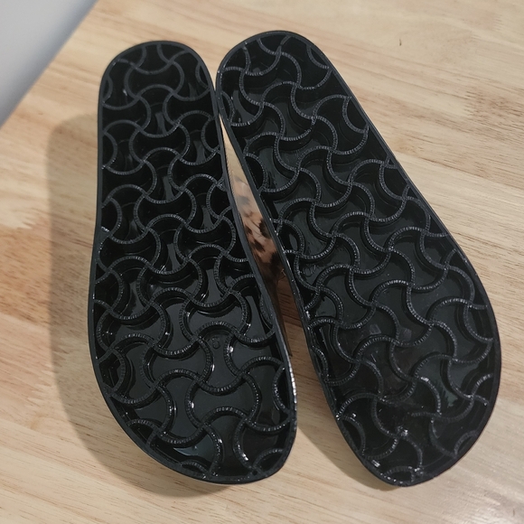 NWT Capelli Tortoise Shell & Black Double Strap Buckle Sandals, Size 7 - Picture 2 of 4